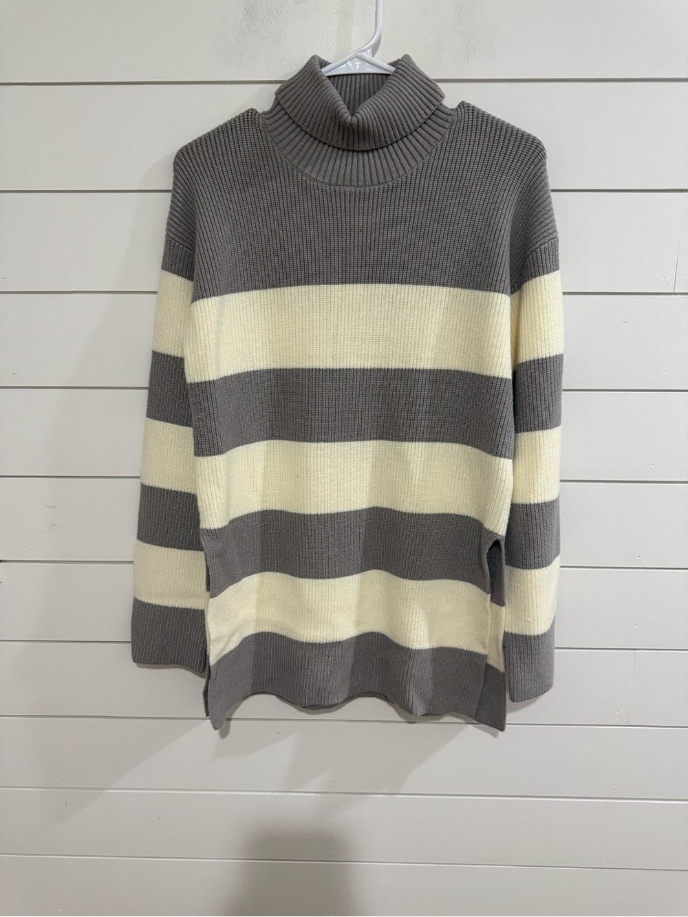 Cozy Striped Ribbed Turtleneck Sweater - Gray & Cream